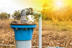 Grondwaterwinningen bij akker- en veeteeltbedrijf als vergunningsplichtige ‘milieutechnische eenheid’ en de strijdigheid ervan met de gewestplanbestemming als natuurgebied