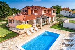 ‘Herbouw’ van vergund geachte zonevreemde vakantiewoning met aanpalende (doch oorspronkelijk losstaande) berging, vormt ‘uitbreiding’ in de zin van art. 4.4.19 VCRO