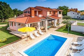 ‘Herbouw’ van vergund geachte zonevreemde vakantiewoning met aanpalende (doch oorspronkelijk losstaande) berging, vormt ‘uitbreiding’ in de zin van art. 4.4.19 VCRO